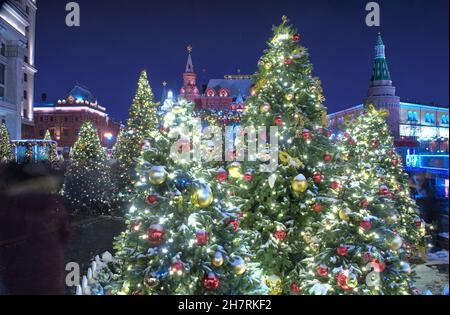 Weihnachtsbäume in der Nähe des Kremls in Moskau. Stockfoto