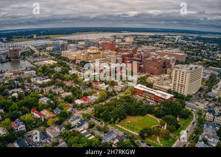 Schöne Luftaufnahme von Charleston mit dichten Gebäuden unter einem bewölkten Himmel in South Carolina Stockfoto