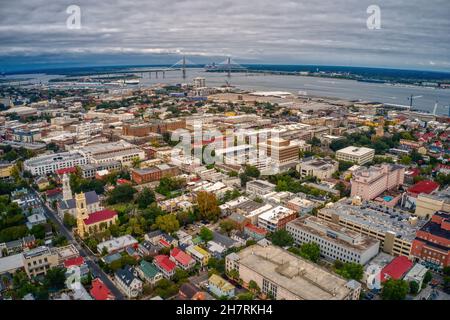 Schöne Luftaufnahme von Charleston mit dichten Gebäuden unter einem bewölkten Himmel in South Carolina Stockfoto