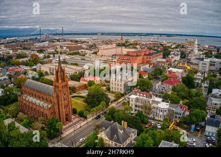 Schöne Luftaufnahme von Charleston mit dichten Gebäuden unter einem bewölkten Himmel in South Carolina Stockfoto