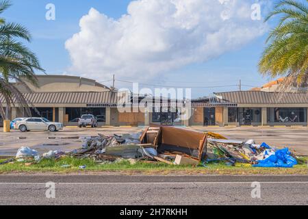 HARAHAN, LA, USA - 21. NOVEMBER 2021: Trümmerhaufen und Dachschaden in einem Einkaufszentrum nach dem Hurrak Ida Stockfoto