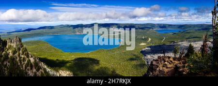 Panoramablick auf die Newberry Caldera im Zentrum von Oregon Stockfoto