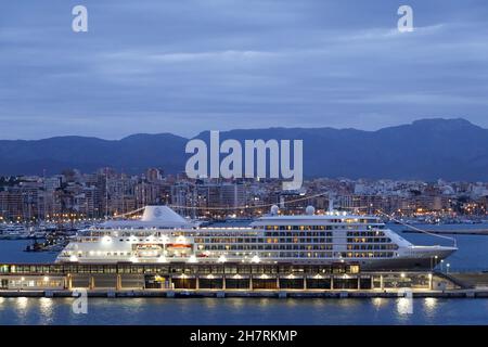 Palma De Mallorca, Spanien. 22nd Oktober 2021. Das Kreuzschiff „Silver Shadow“ der Reederei Silversea Cruises liegt abends vor der Kulisse der Stadt im Hafen. Quelle: Soeren Stache/dpa-Zentralbild/ZB/dpa/Alamy Live News Stockfoto