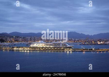 Palma De Mallorca, Spanien. 22nd Oktober 2021. Das Kreuzschiff „Silver Shadow“ der Reederei Silversea Cruises liegt abends vor der Kulisse der Stadt im Hafen. Quelle: Soeren Stache/dpa-Zentralbild/ZB/dpa/Alamy Live News Stockfoto