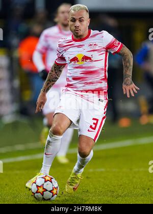 BRÜGGE, BELGIEN - 24. NOVEMBER: Angelino von RB Leipzig läuft mit dem Ball während des UEFA Champions League Group Stage-Spiels zwischen Club Brugge und RB Leipzig am 24. November 2021 im Jan Breydelstadion in Brügge, Belgien (Foto von Jeroen Meuwsen/Orange Picics) Credit: Orange Pics BV/Alamy Live News Stockfoto