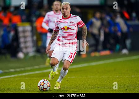 BRÜGGE, BELGIEN - 24. NOVEMBER: Angelino von RB Leipzig läuft mit dem Ball während des UEFA Champions League Group Stage-Spiels zwischen Club Brugge und RB Leipzig am 24. November 2021 im Jan Breydelstadion in Brügge, Belgien (Foto von Jeroen Meuwsen/Orange Picics) Credit: Orange Pics BV/Alamy Live News Stockfoto