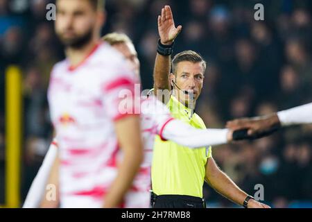 BRÜGGE, BELGIEN - 24. NOVEMBER: Schiedsrichter Davide Massa reagiert während des UEFA Champions League Group Stage-Spiels zwischen dem Club Brugge und RB Leipzig am 24. November 2021 im Jan Breydelstadion in Brügge, Belgien (Foto von Jeroen Meuwsen/Orange Picics) Credit: Orange Pics BV/Alamy Live News Stockfoto