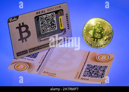 Krypto-Geldbörsen für Kryptowährungen, Hardware-Geldbörsen, Papierbörsen, Offline- und Alalog für sicheren Zugriff auf Kryptowährungen, Bitcoin, Symbolmünze, Stockfoto