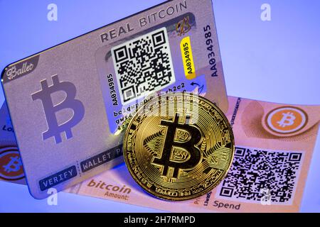 Krypto-Geldbörsen für Kryptowährungen, Hardware-Geldbörsen, Papierbörsen, Offline- und Alalog für sicheren Zugriff auf Kryptowährungen, Bitcoin, Symbolmünze, Stockfoto