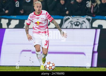 BRÜGGE, BELGIEN - 24. NOVEMBER: Angelino von RB Leipzig läuft mit dem Ball während des UEFA Champions League Group Stage-Spiels zwischen Club Brugge und RB Leipzig am 24. November 2021 im Jan Breydelstadion in Brügge, Belgien (Foto von Jeroen Meuwsen/Orange Picics) Credit: Orange Pics BV/Alamy Live News Stockfoto