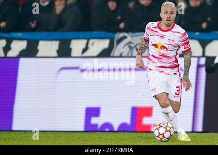 BRÜGGE, BELGIEN - 24. NOVEMBER: Angelino von RB Leipzig läuft mit dem Ball während des UEFA Champions League Group Stage-Spiels zwischen Club Brugge und RB Leipzig am 24. November 2021 im Jan Breydelstadion in Brügge, Belgien (Foto von Jeroen Meuwsen/Orange Picics) Credit: Orange Pics BV/Alamy Live News Stockfoto