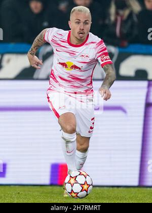 BRÜGGE, BELGIEN - 24. NOVEMBER: Angelino von RB Leipzig läuft mit dem Ball während des UEFA Champions League Group Stage-Spiels zwischen Club Brugge und RB Leipzig am 24. November 2021 im Jan Breydelstadion in Brügge, Belgien (Foto von Jeroen Meuwsen/Orange Picics) Credit: Orange Pics BV/Alamy Live News Stockfoto