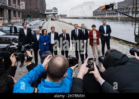 Berlin, Deutschland. 24th. November 2021. Olaf Scholz, Annalena Baerbock, Robert Habeck, Christian Lindner, Volker Wissing, Saskia Esken, Lars Klingbeil am 24. November 2021 in Berlin. (Foto von Ralph Pache/PRESSCOV/Sipa USA) Quelle: SIPA USA/Alamy Live News Stockfoto