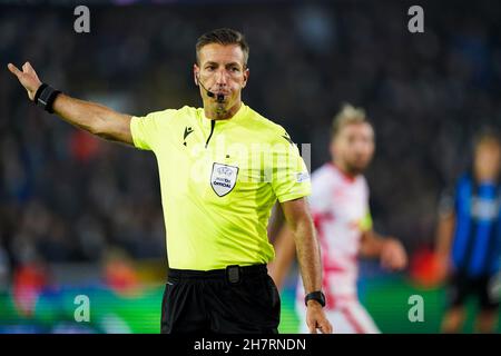 BRÜGGE, BELGIEN - 24. NOVEMBER: Schiedsrichter Davide Massa reagiert während des UEFA Champions League Group Stage-Spiels zwischen dem Club Brugge und RB Leipzig am 24. November 2021 im Jan Breydelstadion in Brügge, Belgien (Foto von Jeroen Meuwsen/Orange Picics) Credit: Orange Pics BV/Alamy Live News Stockfoto