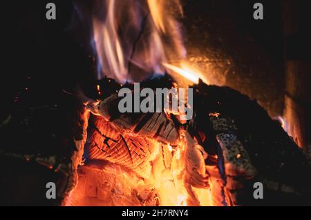 Feuer brennend glühend im rustikalen Holz brennenden Gusseisen-Ofen, Holzbrenner zum Heizen oder Kamin Stockfoto