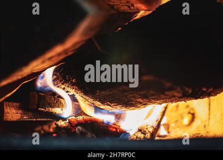 Feuer brennend glühend im rustikalen Holz brennenden Gusseisen-Ofen, Holzbrenner zum Heizen oder Kamin Stockfoto