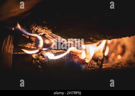 Feuer brennend glühend im rustikalen Holz brennenden Gusseisen-Ofen, Holzbrenner zum Heizen oder Kamin Stockfoto