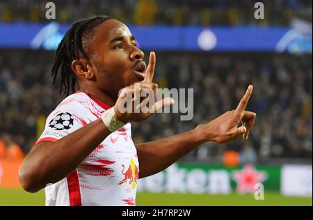 24. November 2021, Belgien, Brügge: Fußball: Champions League, FC Brügge - RB Leipzig, Gruppenphase, Gruppe A, Matchday 5, Jan Breydel Stadium. Der Leipziger Christopher Nkunku feiert sein 0:5. Foto: Bernd Thissen/dpa Stockfoto