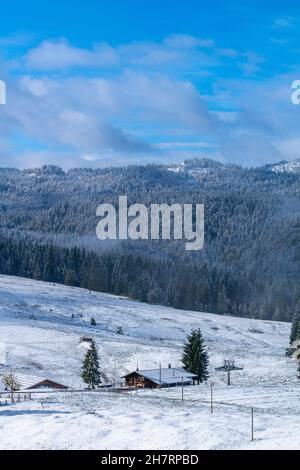 Verschneite Winklmoosalm oder Winklmoosalm, Hochplateau 1170m ASL, Reit im Winkl, Chiemgau, Oberbayern, Bayrischen Alpen, Süddeutschland, Europa Stockfoto