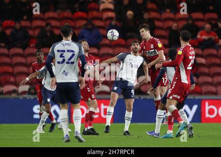 MIDDLESBROUGH, GBR. NOV 23rd Paddy McNair von Middlesbrough bestreitet am Dienstag, dem 23rd. November 2021, einen Header mit Ched Evans von Preston während des Sky Bet Championship-Spiels zwischen Middlesbrough und Preston North End im Riverside Stadium, Middlesbrough. (Kredit: Mark Fletcher | MI News) Kredit: MI Nachrichten & Sport /Alamy Live News Stockfoto