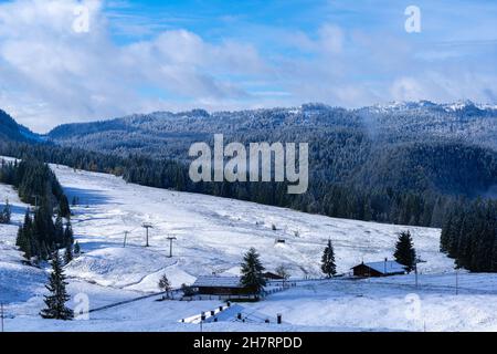 Verschneite Winklmoosalm oder Winklmoosalm, Hochplateau 1170m ASL, Reit im Winkl, Chiemgau, Oberbayern, Bayrischen Alpen, Süddeutschland, Europa Stockfoto