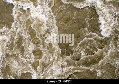 Horizontaler Hintergrund von trübem Wasser mit weißem Schaum Stockfoto