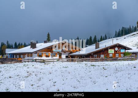 Verschneite Winklmoosalm oder Winklmoosalm, Hochplateau 1170m ASL, Reit im Winkl, Chiemgau, Oberbayern, Bayrischen Alpen, Süddeutschland, Europa Stockfoto