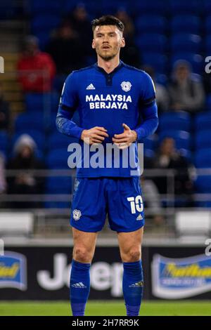 Cardiff, Großbritannien. 24th. November 2021. Kieffer Moore von Cardiff City schaut auf. EFL Skybet Championship match, Cardiff City gegen Hull City im Cardiff City Stadium in Cardiff, Wales am Mittwoch, 24th. November 2021. Dieses Bild darf nur für redaktionelle Zwecke verwendet werden. Nur zur redaktionellen Verwendung, Lizenz für kommerzielle Nutzung erforderlich. Keine Verwendung bei Wetten, Spielen oder Veröffentlichungen in einem Club/einer Liga/einem Spieler. PIC von Lewis Mitchell/Andrew Orchard Sports Photography/Alamy Live News Credit: Andrew Orchard Sports Photography/Alamy Live News Stockfoto