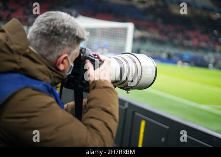 Mailand, Italien. 24th. November 2021. Ein Fotograf während der UEFA Champions League, des Fußballspiels der Gruppe D zwischen dem FC Internazionale und Shakhtar Donetsk am 24. November 2021 im Giuseppe Meazza-Stadion in Mailand, Italien - Foto Morgese-Rossini / DPPI Credit: DPPI Media/Alamy Live News Stockfoto