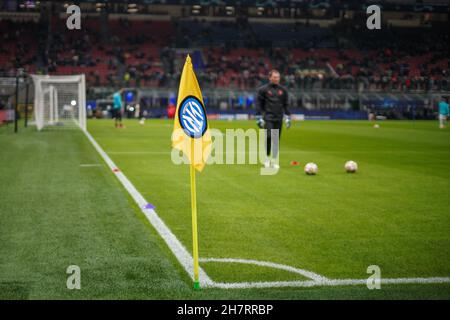 Mailand, Italien. 24th. November 2021. Logo des FC Internazionale Milano während des UEFA Champions League-, Gruppen-D-Fußballspiels zwischen dem FC Internazionale und Shakhtar Donetsk am 24. November 2021 im Giuseppe-Meazza-Stadion in Mailand, Italien - Foto Morgese-Rossini / DPPI Credit: DPPI Media/Alamy Live News Stockfoto