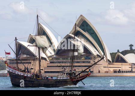 Traditionelles klassisches Segelschiff aus Holz, das am Opernhaus von Sydney am Hafen von Sydney, Australien, vorbeifährt Stockfoto