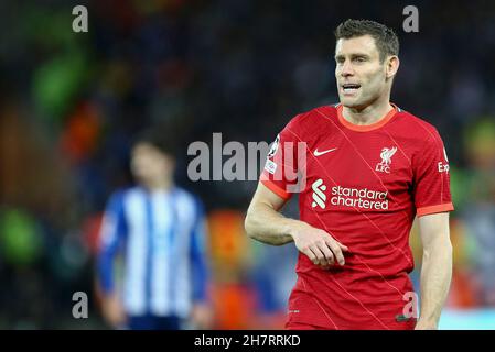 Liverpool, Großbritannien. 24th. November 2021. James Milner von Liverpool schaut zu. UEFA Champions League, Spiel der Gruppe B, Liverpool gegen Porto im Anfield Stadium in Liverpool am Mittwoch, 24th. November 2021. Dieses Bild darf nur für redaktionelle Zwecke verwendet werden. Nur zur redaktionellen Verwendung, Lizenz für kommerzielle Nutzung erforderlich. Keine Verwendung in Wetten, Spielen oder einem einzigen Club / Liga / Spieler Publikationen. PIC von Chris Stading / Andrew Orchard Sport Fotografie / Alamy Live News Kredit: Andrew Orchard Sport Fotografie / Alamy Live News Stockfoto