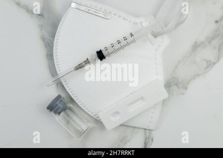 Immunisierungskonzept, schneller Covid-Test, Maske, Impfstoff und Schnelltest. Stockfoto