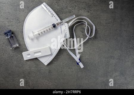 Immunisierungskonzept, schneller Covid-Test, Maske, Impfstoff und Schnelltest. Stockfoto