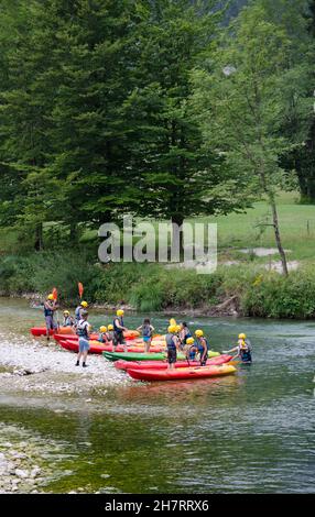 Kajakfahren auf dem Fluss Sava Bohinjika Bohinj Triglav Nationalpark Slowenien Stockfoto