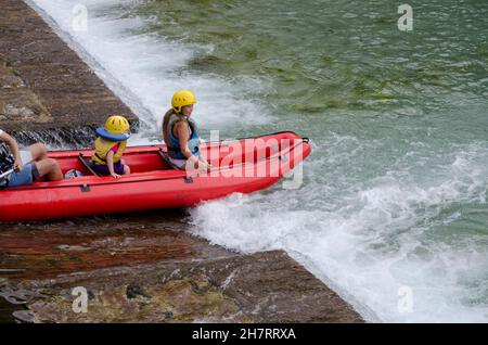 Kajakfahren auf dem Fluss Sava Bohinjika Bohinj Triglav Nationalpark Slowenien Stockfoto