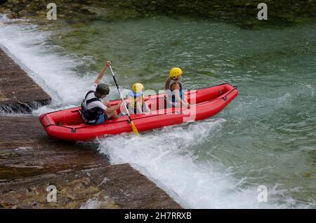 Kajakfahren auf dem Fluss Sava Bohinjika Bohinj Triglav Nationalpark Slowenien Stockfoto