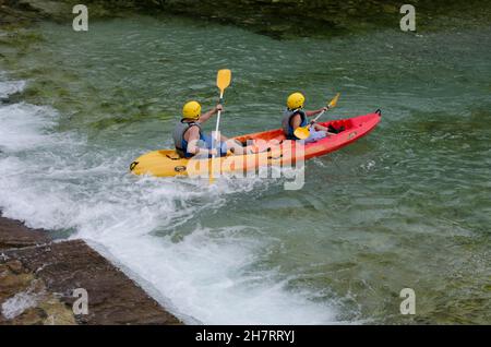 Kajakfahren auf dem Fluss Sava Bohinjika Bohinj Triglav Nationalpark Slowenien Stockfoto