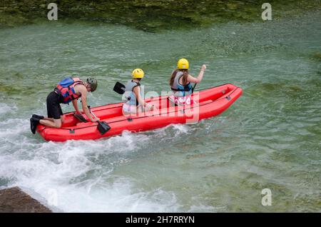 Kajakfahren auf dem Fluss Sava Bohinjika Bohinj Triglav Nationalpark Slowenien Stockfoto