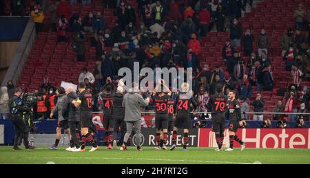 Estadio Wanda Metropolitano, Madrid, Spanien. 24th. November 2021. Champions League Football, Club Atletico de Madrid gegen AC Mailand; Spieler aus Mailand feiern ihren Sieg Credit: Action Plus Sports/Alamy Live News Stockfoto
