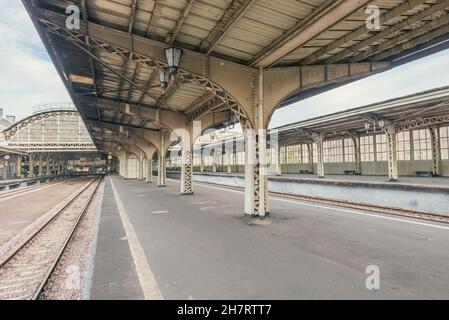 Sankt Petersburg, Russland - 05. Oktober 2021: Bahnsteige des Bahnhofs Vitebsky. Es war der erste Bahnhof, der in Sankt Petersburg A gebaut wurde Stockfoto