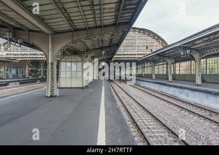 Sankt Petersburg, Russland - 05. Oktober 2021: Bahnsteige des Bahnhofs Vitebsky. Es war der erste Bahnhof, der in Sankt Petersburg A gebaut wurde Stockfoto