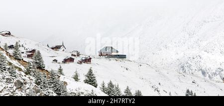 Belalp, Schweiz - 26. September 2020: Panoramablick auf das beliebte Tourismusziel Aletschbord, mit dem renovierten Hotel Belalp. Stockfoto