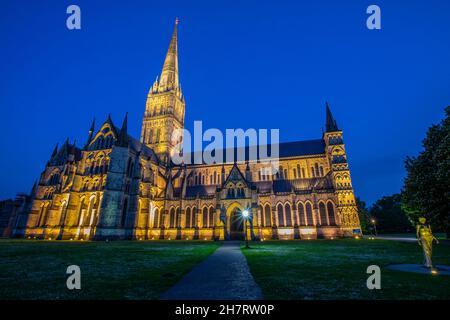 Blick in der Abenddämmerung auf die atemberaubende Kathedrale von Salisbury in der Stadt Salisbury in Wiltshire, Großbritannien. Stockfoto