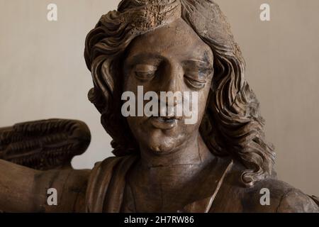 Figur eines Engels, ausgestellt im Museum der Kathedrale von Sé do Porto in Porto, Portugal. Stockfoto