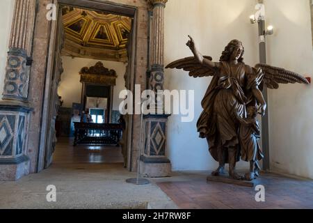 Figur eines Engels, ausgestellt im Museum der Kathedrale von Sé do Porto in Porto, Portugal. Stockfoto