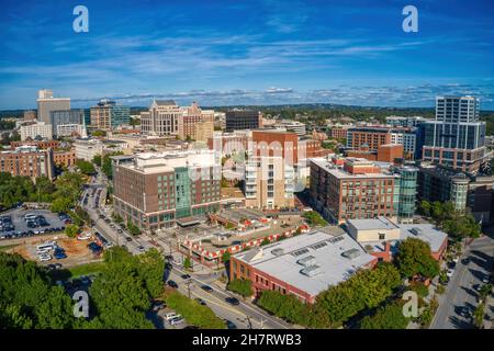 Luftaufnahme von Greenville mit dichten Gebäuden unter blauem Himmel in South Carolina Stockfoto