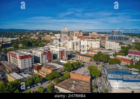 Luftaufnahme von Greenville mit dichten Gebäuden unter blauem Himmel in South Carolina Stockfoto