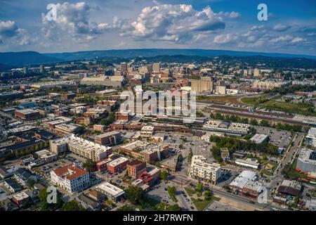 Luftaufnahme der Innenstadt von Chattanooga mit dichten Gebäuden unter einem blauen Himmel mit flauschigen Wolken Stockfoto