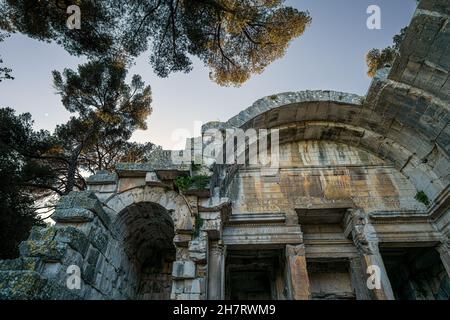 Detail der Ruinen des römischen Tempels von Diana in den Jardins de la Fontaine (Gärten des Brunnens), Nîmes, Südfrankreich Stockfoto